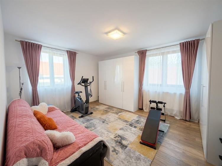 Casă cu 9 camere cu Teren 814 Mp în Cihei