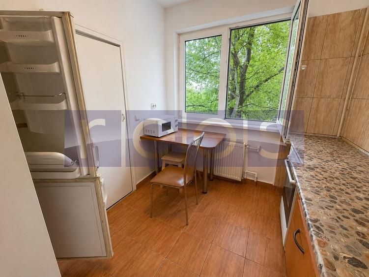 Apartament cu 3 camere semidecomandat în Crângași