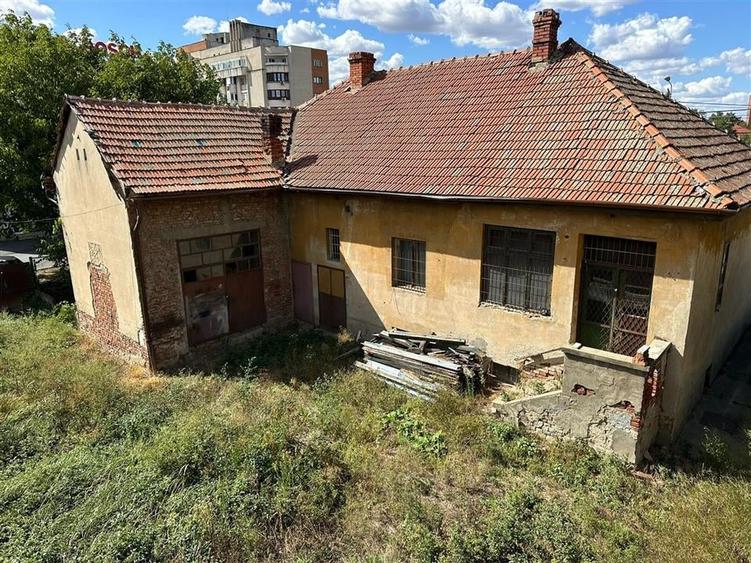 Casă individuală cu 4 camere cu Teren 980 Mp în Dorobanților