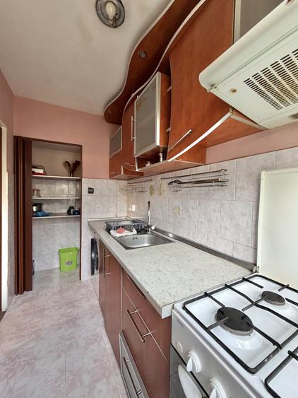 Apartament cu 4 camere semidecomandat, mobilat în Dacia