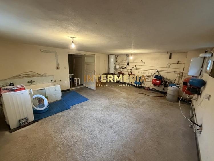 Casă individuală cu 10 camere cu Teren 4100 Mp în Vințu de Jos