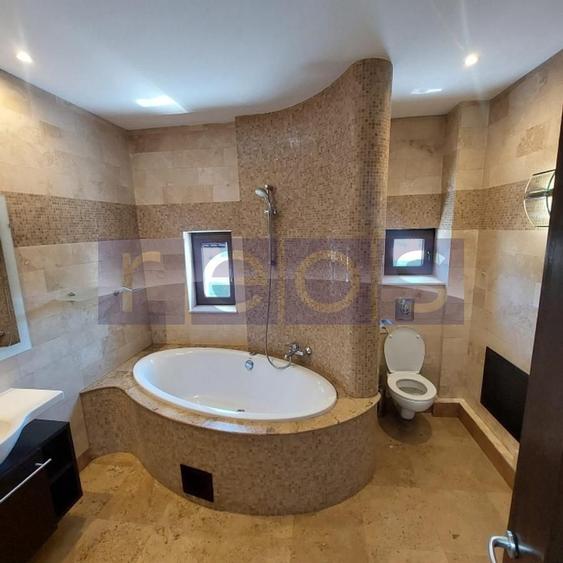 Apartament cu 5 camere decomandat în Kiseleff