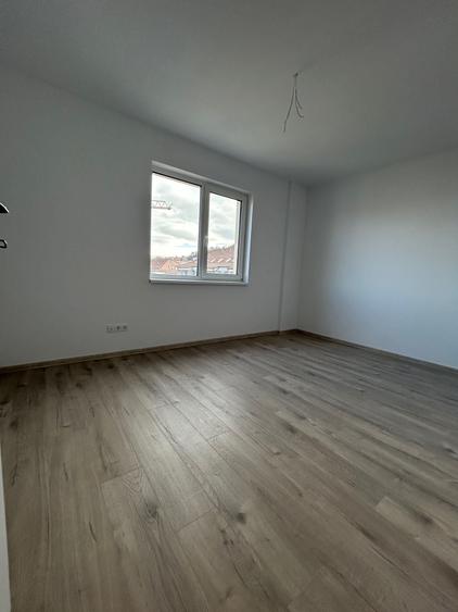 Apartament cu 3 camere semidecomandat în Florești