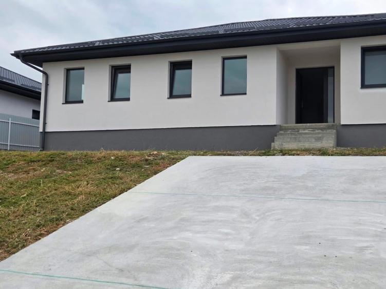 Casă individuală cu 2 camere cu Canalizare în Crișeni