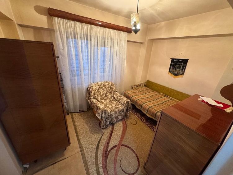Apartament cu 4 camere decomandat în Casa de Cultură