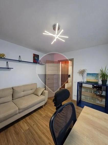 Apartament cu 3 camere semidecomandat în Podu Roș