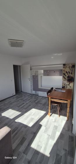 Apartament cu 3 camere semidecomandat în Horea