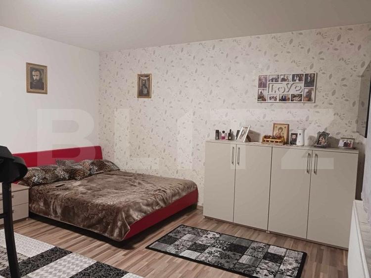 Apartament cu 3 camere semidecomandat, mobilat în Traian