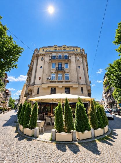 Apartament cu 6 camere decomandat în Universitate