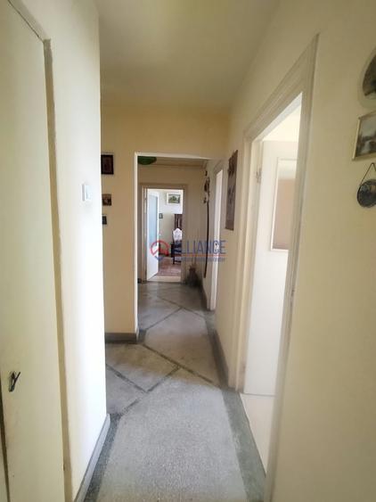 Apartament cu 4 camere decomandat în Casa de Cultură