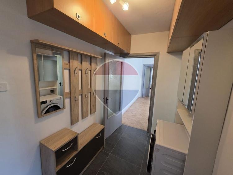 Apartament cu 3 camere semidecomandat, mobilat în Central