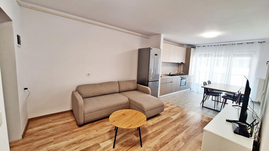 Apartament cu 2 camere semidecomandat, mobilat în Tractorul