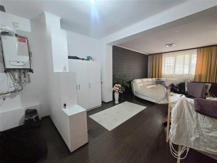 Apartament cu 5 camere semidecomandat în Bucureștii Noi