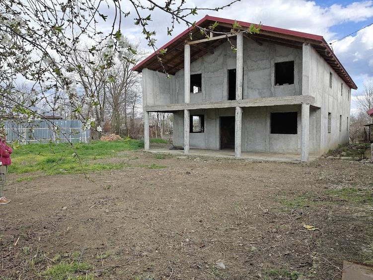 Casă cu Teren 1310 Mp în Scorțaru Vechi