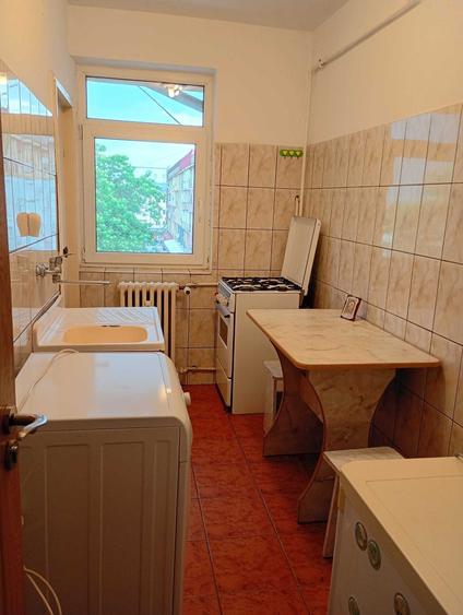 Vand apartament cu 2 camere, semidecomandat, situat in zona Centrala a orasului Ploiesti - 1