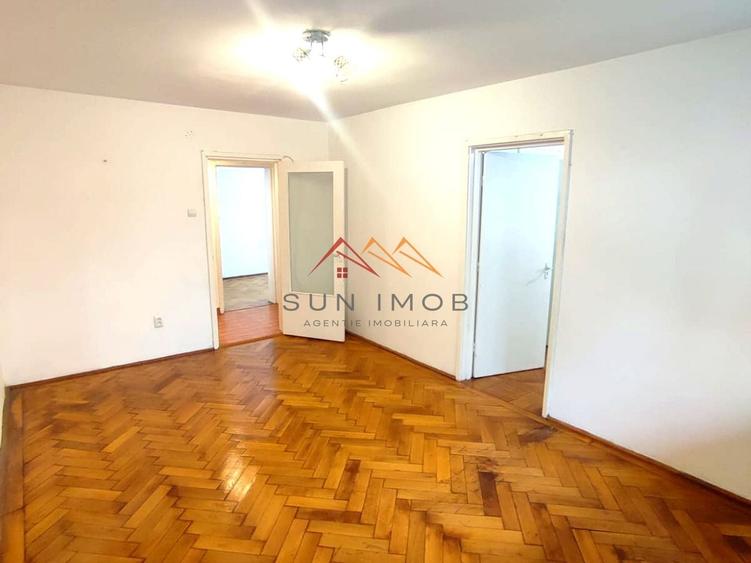Apartament cu 3 camere semidecomandat în Central