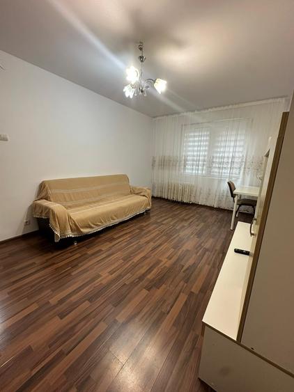 Apartament cu 3 camere semidecomandat în Gorjului