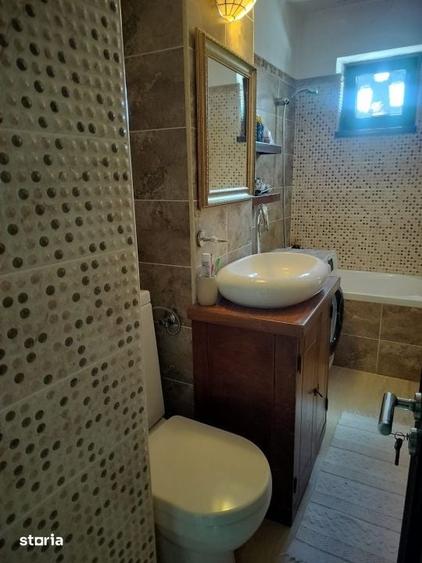 Apartament cu 3 camere semidecomandat în Craiovița Nouă