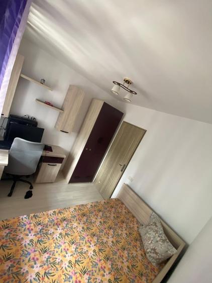 Apartament cu 3 camere decomandat, mobilat în Poarta 6