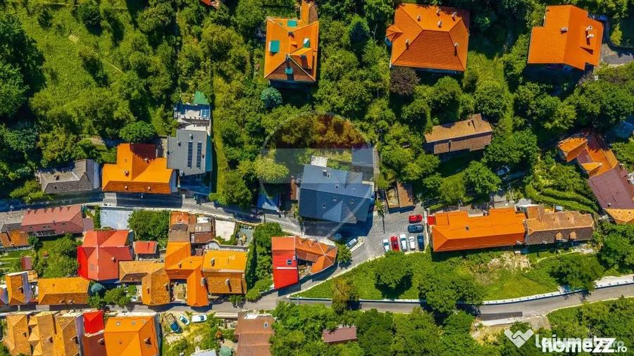 Casă cu 7 camere cu Teren 3140 Mp în Schei