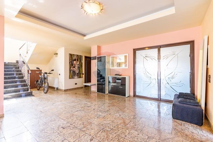 Casă individuală cu 7 camere cu Teren 745 Mp în Corbeanca
