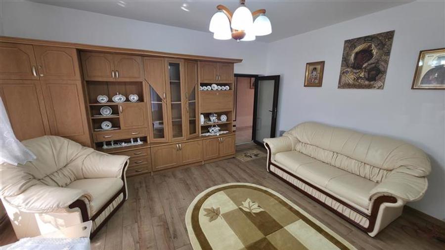 Casă individuală cu 8 camere cu Canalizare în Vest