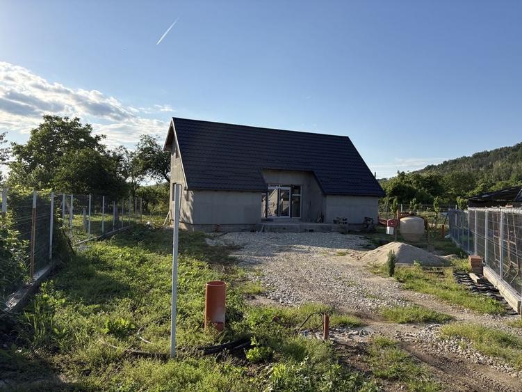 Casă cu 4 camere în Glâmbocata