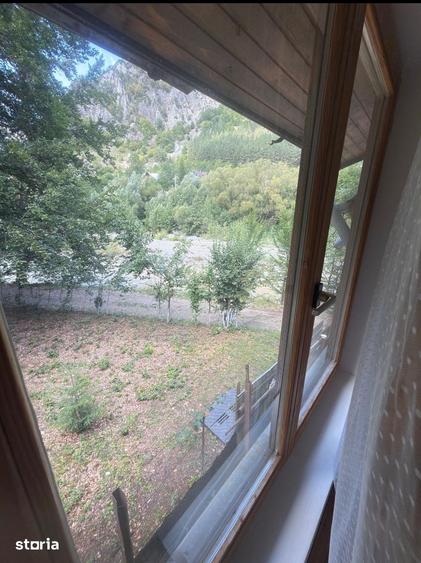 Casă cu 4 camere cu Teren 300 Mp în Tulnici