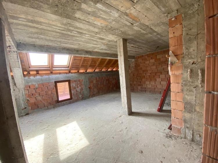 Casă individuală cu 8 camere cu Teren 401 Mp în Central