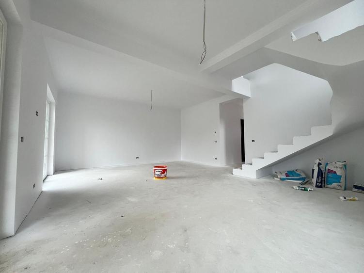 Duplex cu 5 camere cu Teren 300 Mp în Giarmata