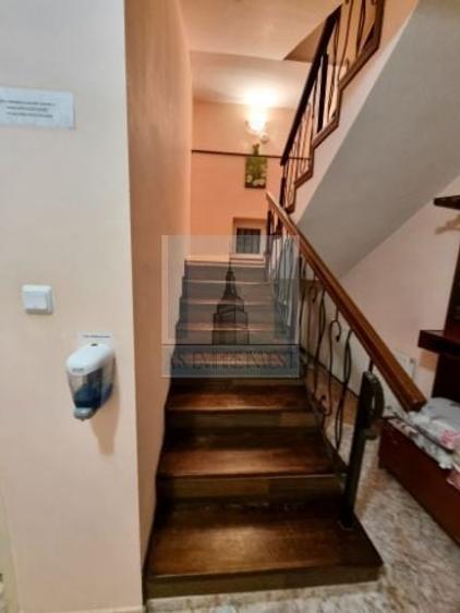 Casă individuală cu 10 camere cu Canalizare în Dâmbul Morii