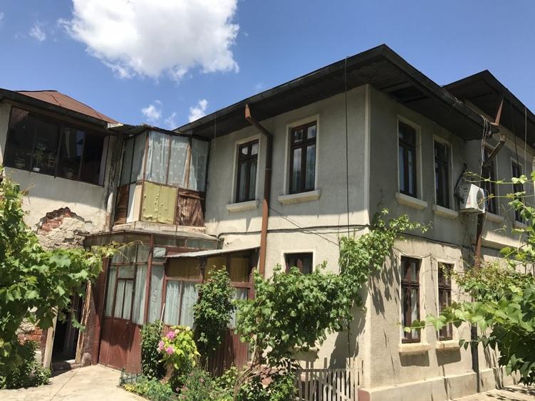 Casă cu 8 camere cu Canalizare în Matei Voievod