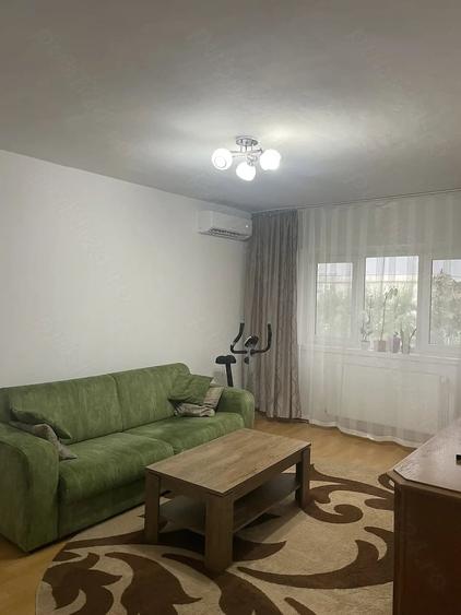 Apartament cu 3 camere decomandat în Girocului