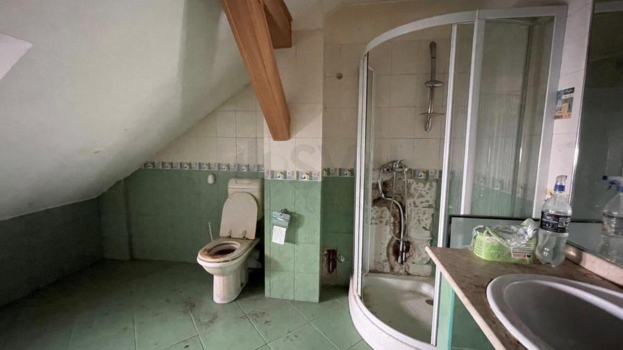 Casă individuală cu 16 camere cu Canalizare în P-ța Romană