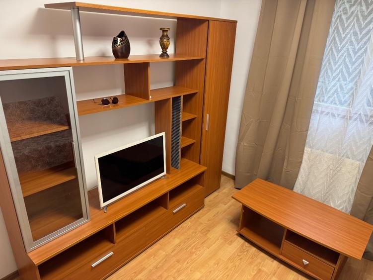 Apartament cu 4 camere semidecomandat, mobilat în Dristor