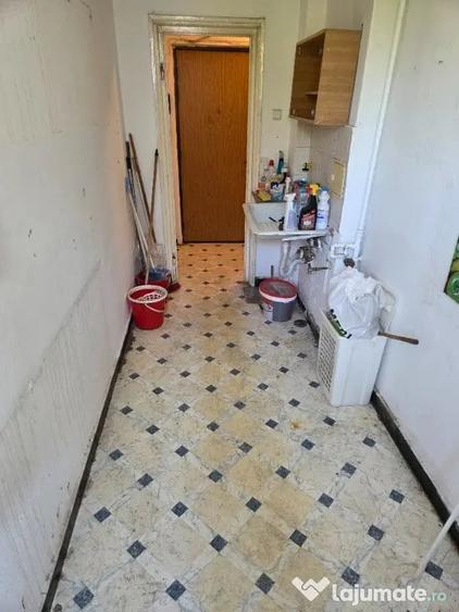 Apartament cu 3 camere semidecomandat în Domenii