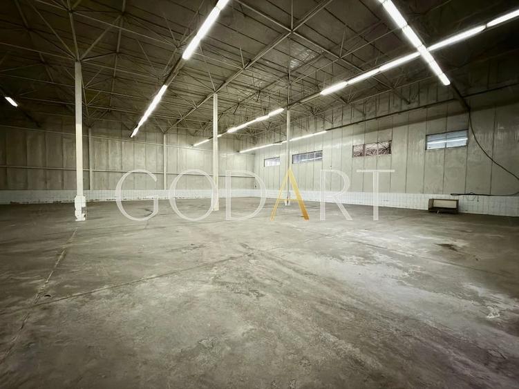 Spațiu comercial, de 1,000 mp, în Central