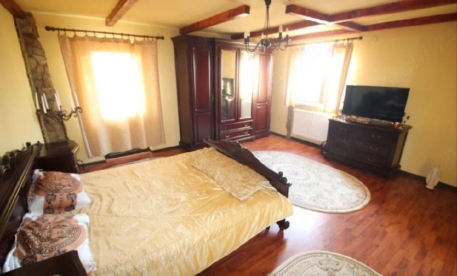Casă cu 3 camere cu Teren 1566 Mp în Central