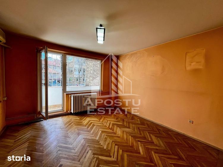 Apartament cu 4 camere semidecomandat în Take Ionescu