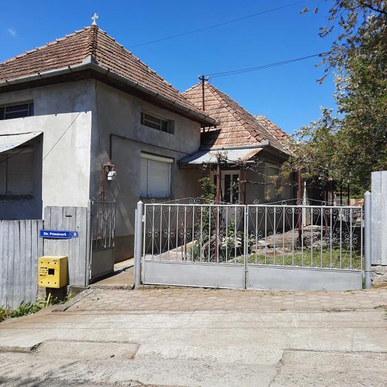 Casă cu 3 camere cu Teren 1350 Mp în Central