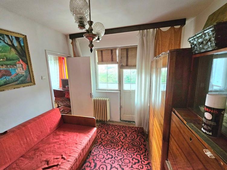 Apartament cu 3 camere semidecomandat în Moroasa 1