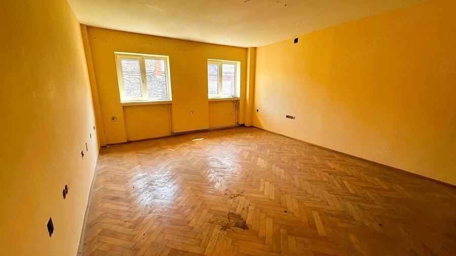 Apartament cu 3 camere decomandat în Orașul de Jos
