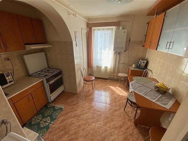 Apartament cu 4 camere decomandat în Tudor