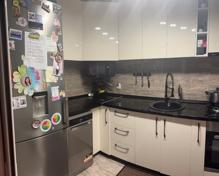 Apartament cu 3 camere decomandat, mobilat în Berceni
