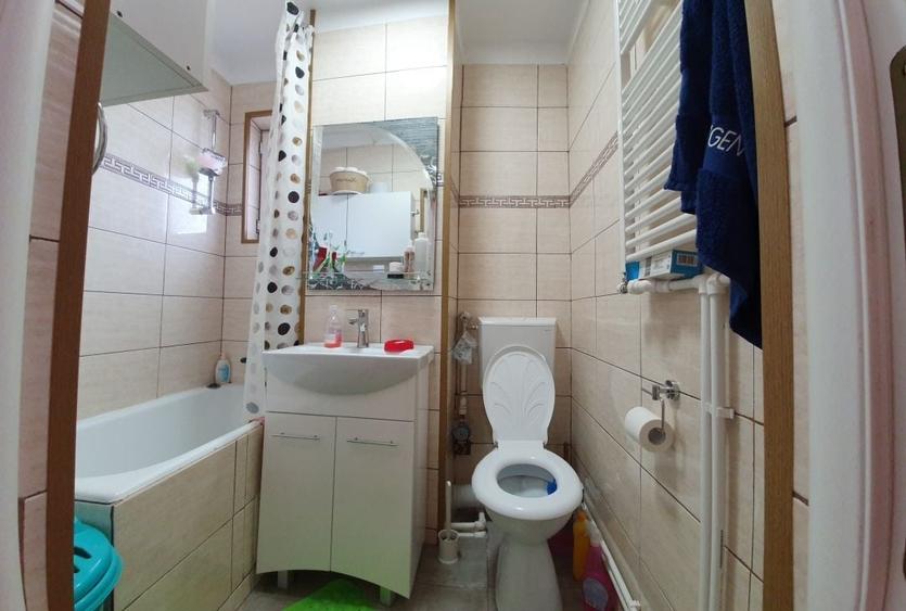 Apartament cu 4 camere semidecomandat în Prelungirea Ferentari