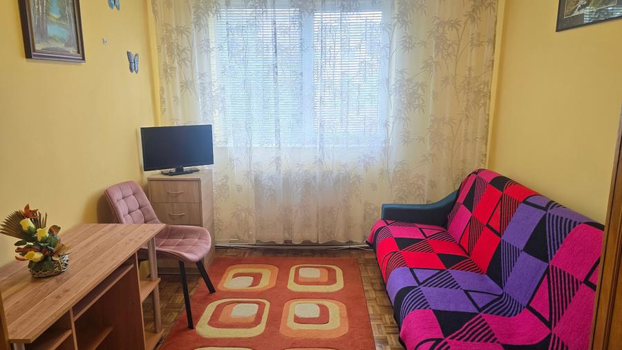 Apartament cu 3 camere semidecomandat în Gojdu