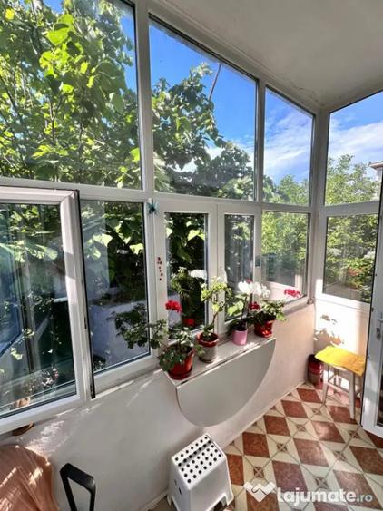 Apartament cu 3 camere semidecomandat în Peninsula