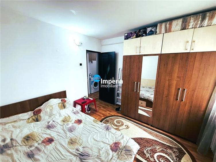 Apartament cu 3 camere semidecomandat în Alexandru cel Bun