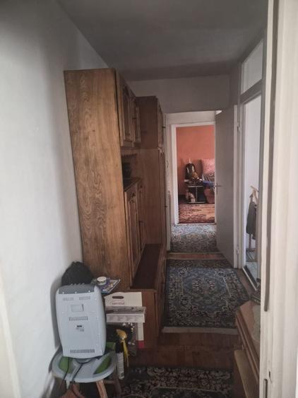 Apartament cu 3 camere semidecomandat, mobilat în Girocului