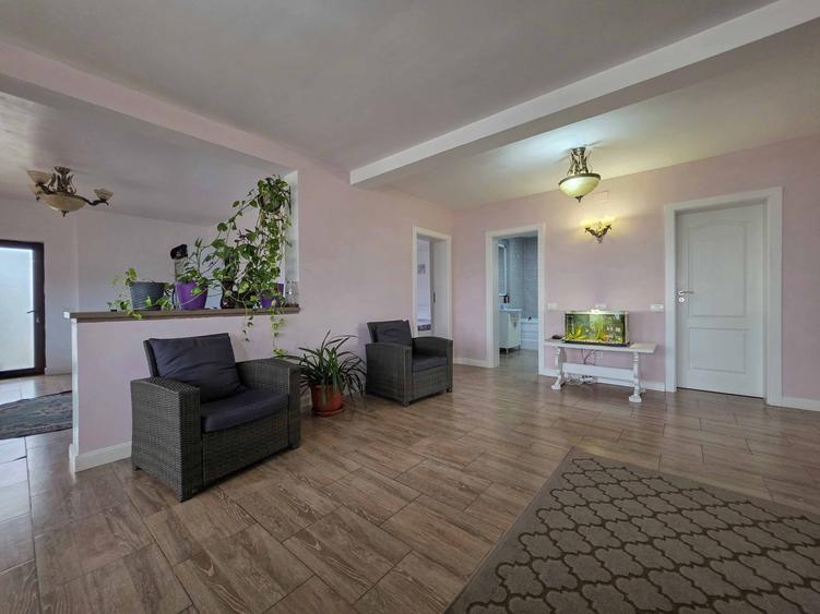 Casă individuală cu 6 camere cu Garaj în Corbu